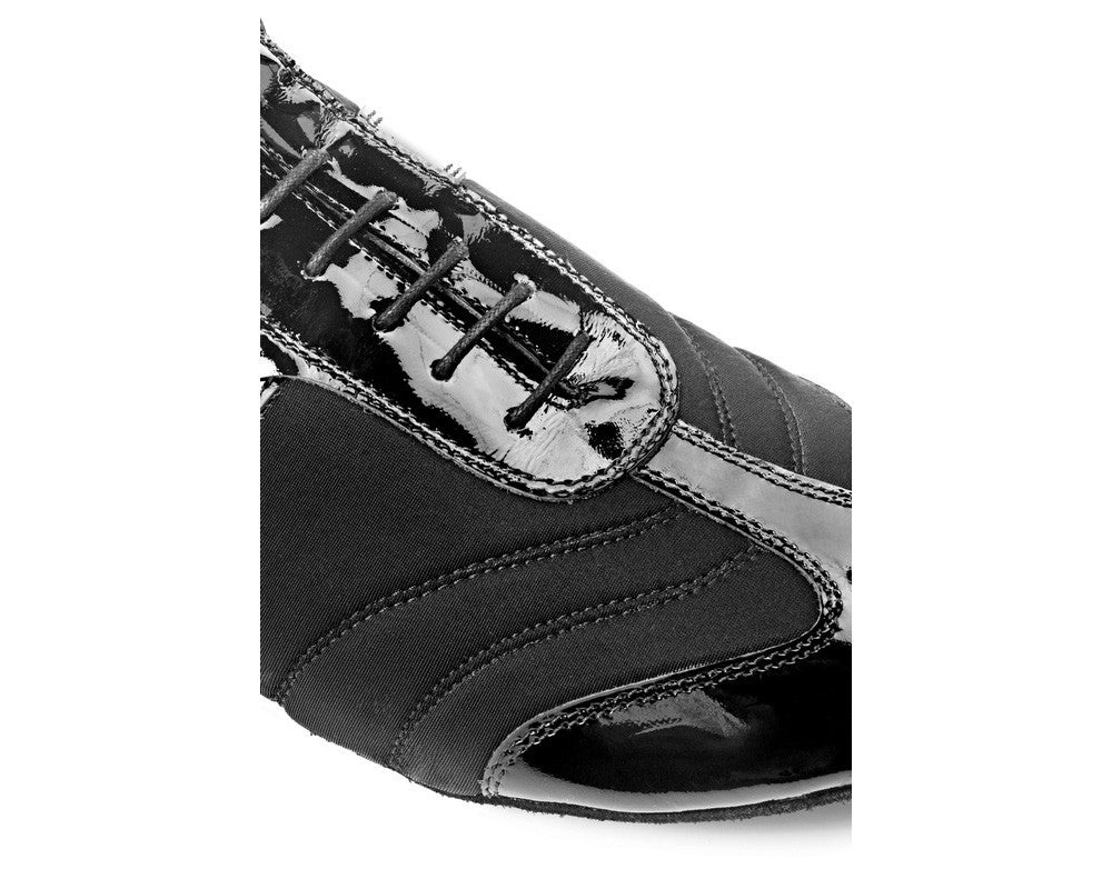 Eine Nahaufnahme der PD Pietro Premium Tanzschuhe von Portdance in glänzendem schwarzem Lack, ideal für Tanznächte.